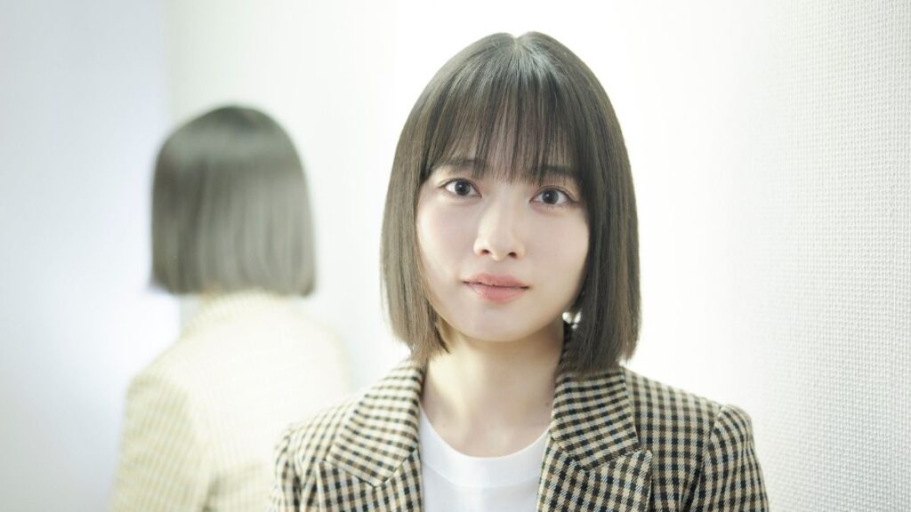 チェックのスーツを着たtomoo