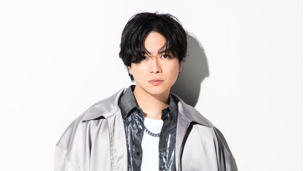 真剣な眼差しの加藤シゲアキ