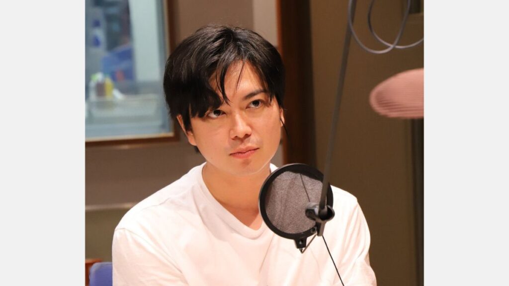 ラジオブースのような場所にいる加藤シゲアキ