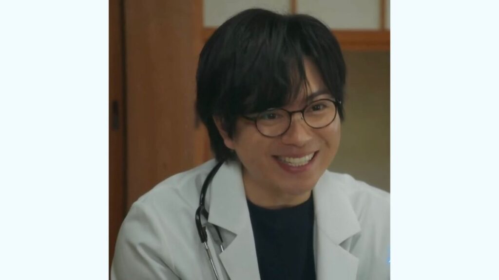 白衣姿の加藤シゲアキ