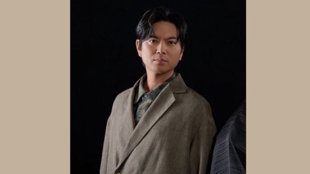 シックな服装の加藤シゲアキ