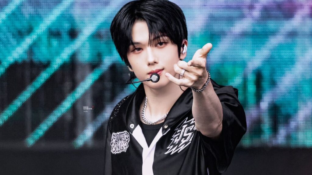 手を前に出しているチソン