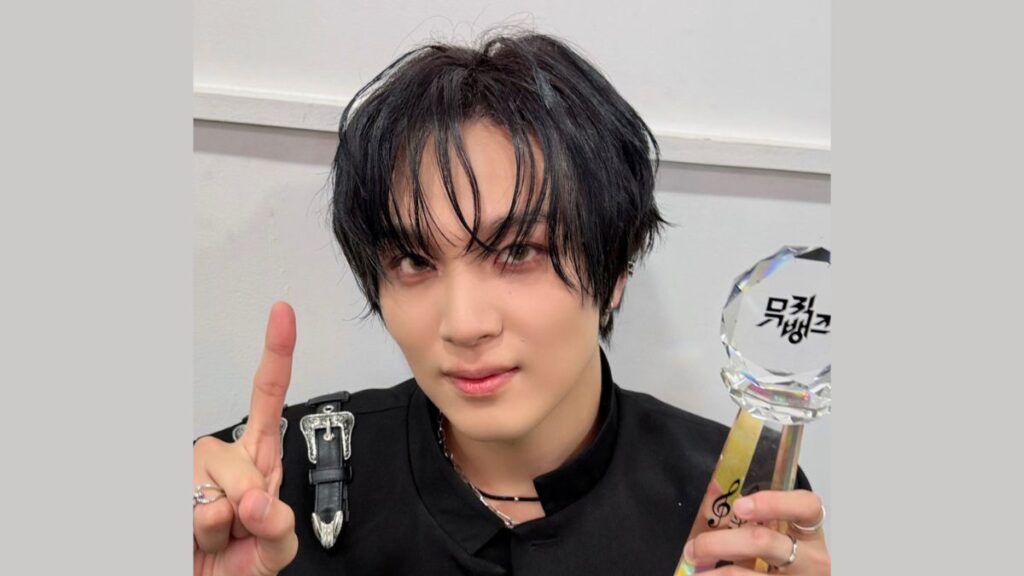 トロフィーを持っているヘチャン