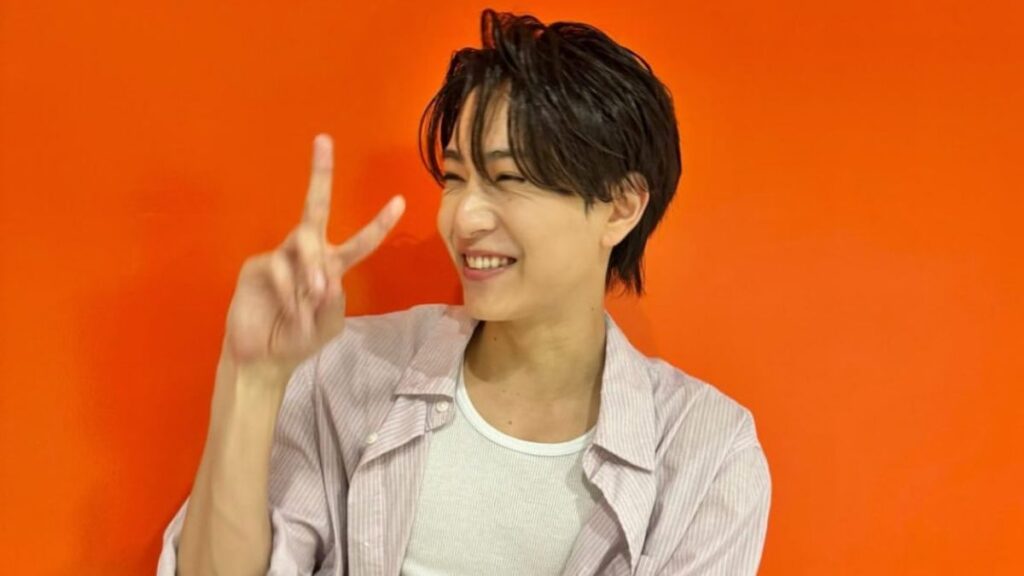 ピースする橋本将生