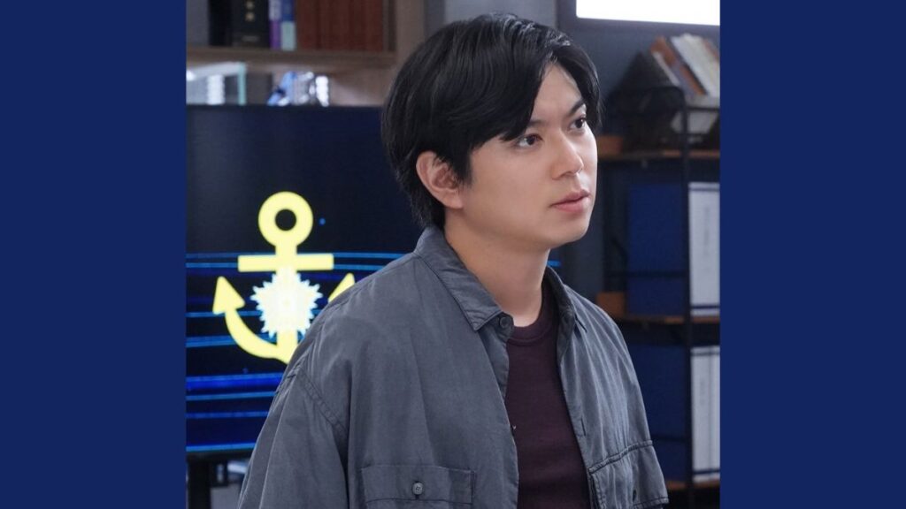 加藤シゲアキ紺色背景