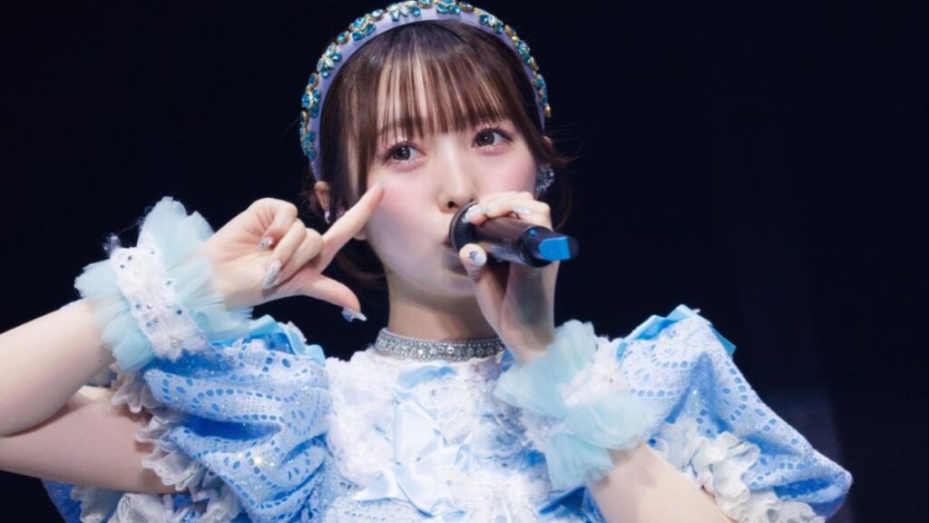 水色衣装で歌を歌う梅田みゆ