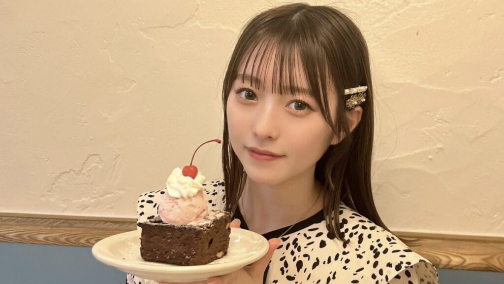 ケーキを持つ梅田みゆ