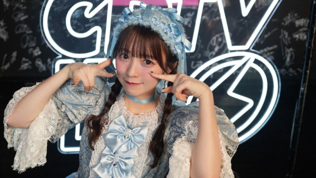 水色衣装を着てポーズをとる梅田みゆ