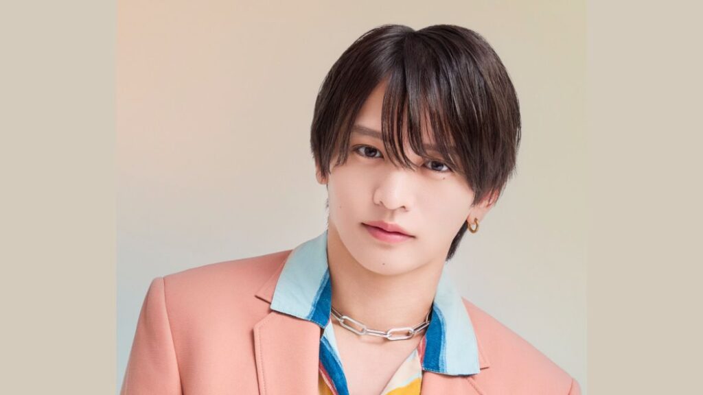 ピンクのスーツ姿の猪俣周杜