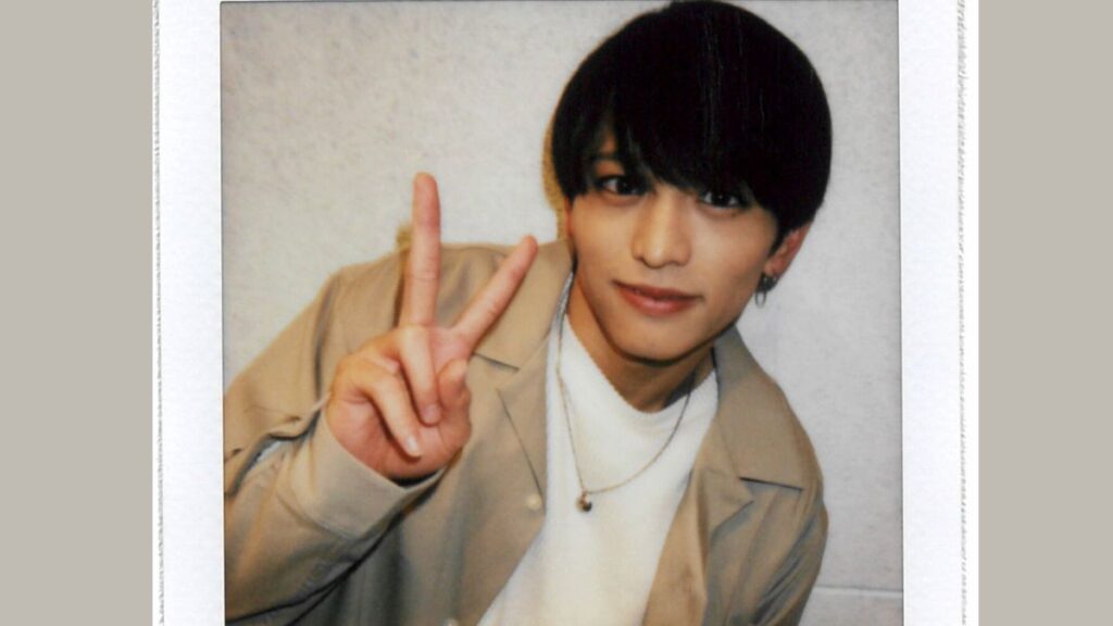 ピースをする猪俣周杜