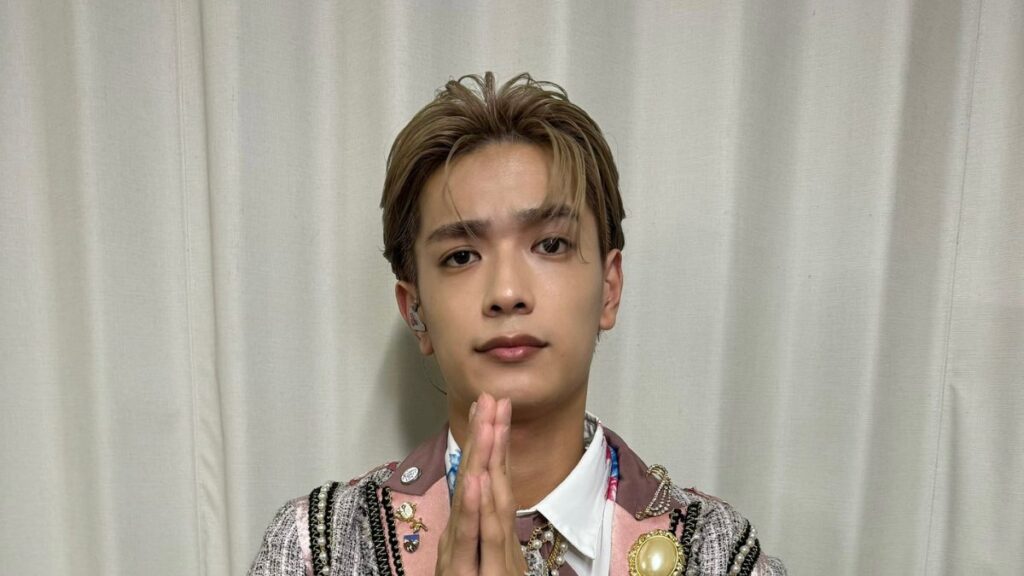 顔の前で手を合わせる高橋恭平